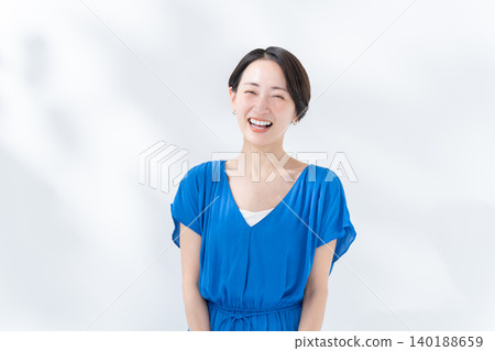 一位身著夏裝、面帶微笑的女士 一位身著夏裝、面帶微笑的女士 140188659