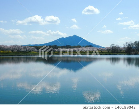 筑波山和藍天倒映在沖積平原上 筑波山和藍天倒映在沖積平原上 140189042