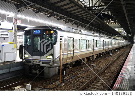 A Special Rapid Service train bound for Kamigori, Okayama Prefecture, stopping at Osaka Station. A Special Rapid Service train bound for Kamigori, Okayama Prefecture, stopping at Osaka Station. 140189138