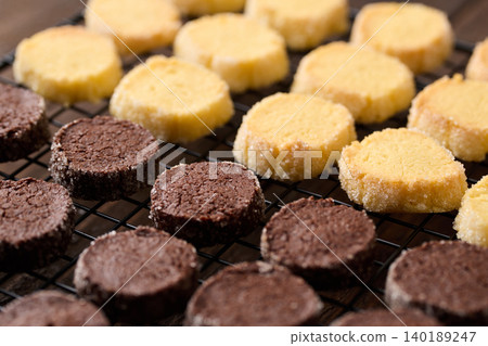 Freshly baked Diamant cookies: vanilla and cocoa Freshly baked Diamant cookies: vanilla and cocoa 140189247