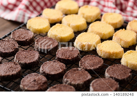 Freshly baked Diamant cookies: vanilla and cocoa Freshly baked Diamant cookies: vanilla and cocoa 140189248