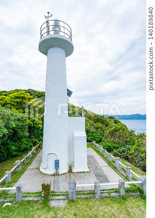 四季崎岬燈塔,位於熊本縣玲北町富岡半島的頂端。 四季崎岬燈塔,位於熊本縣玲北町富岡半島的頂端。 140189840