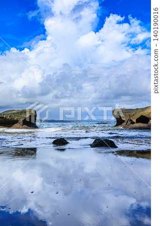 The water mirror scenery of the sky and sea encountered at Chiza no Iwaya on Tanegashima Island The water mirror scenery of the sky and sea encountered at Chiza no Iwaya on Tanegashima Island 140190016