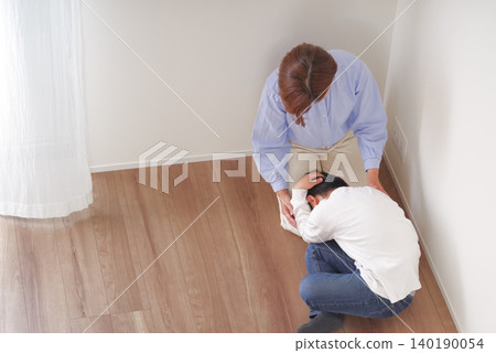 A mother who supports her anxious child A mother who supports her anxious child 140190054