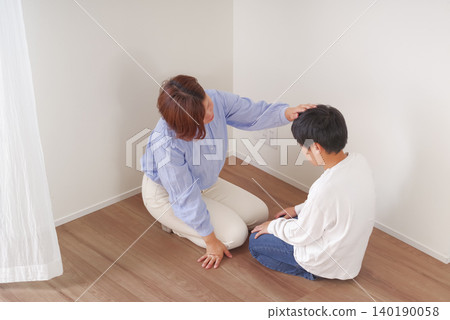 A mother who supports her anxious child 140190058