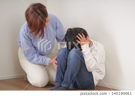 A mother who supports her anxious child 140190061