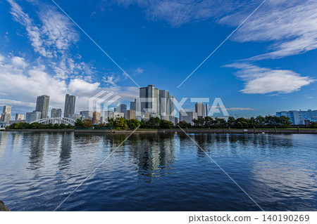 2023年10月,勝顧和晴海的摩天大樓倒映在濱離宮花園的水面上。 2023年10月,勝顧和晴海的摩天大樓倒映在濱離宮花園的水面上。 140190269