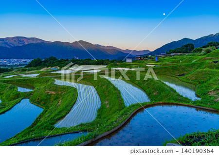 [Nagano Prefecture] The terraced rice fields of Obasute, illuminated by the moon in each rice paddy. 140190364