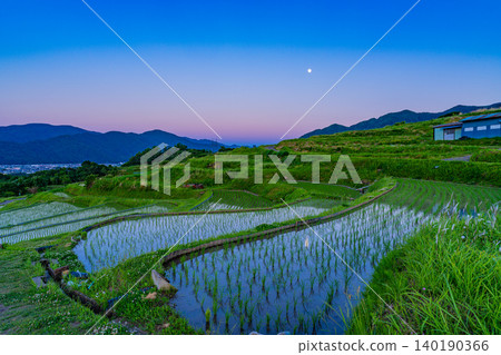 [Nagano Prefecture] The terraced rice fields of Obasute, illuminated by the moon in each rice paddy. 140190366