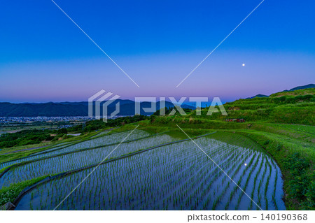 [Nagano Prefecture] The terraced rice fields of Obasute, illuminated by the moon in each rice paddy. 140190368