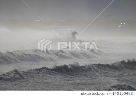 颱風過後，湘南海岸波濤洶湧，巨浪拍打著海岸。 140190498