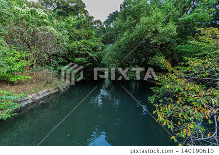 濱離宮庭園內一條靜謐的水道,四周綠樹環繞。 2023年10月。 濱離宮庭園內一條靜謐的水道,四周綠樹環繞。 2023年10月。 140190610