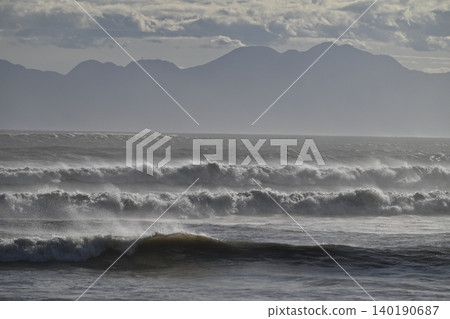 颱風過後，湘南海岸波濤洶湧，巨浪拍打著海岸。 140190687