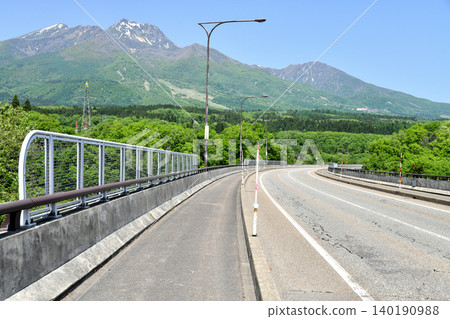 View of Mt. Myoko from Shin'etsu Bridge (Myoko City, Niigata Prefecture) [May 2026] 140190988
