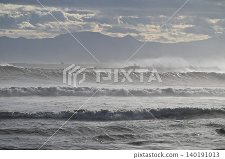 The Shonan coast after the typhoon has passed. Huge swells are crashing against the shore. The Shonan coast after the typhoon has passed. Huge swells are crashing against the shore. 140191013