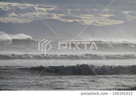 The Shonan coast after the typhoon has passed. Huge swells are crashing against the shore. The Shonan coast after the typhoon has passed. Huge swells are crashing against the shore. 140191015
