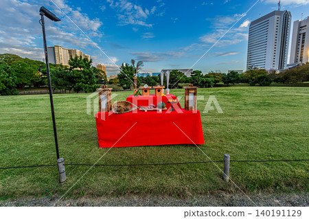 Traditional offerings for the full moon of the Mid-Autumn Festival and skyscrapers displayed at the Hamarikyu Gardens moon-viewing event, October 2023. 140191129