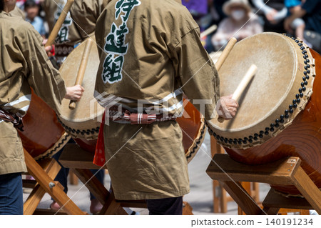 The sparrow dance at the Sendai Aoba Festival adds color to the city of Sendai. The sparrow dance at the Sendai Aoba Festival adds color to the city of Sendai. 140191234