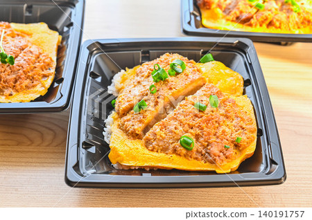從超市熟食區買的豬排飯(Katsudon)。 從超市熟食區買的豬排飯(Katsudon)。 140191757