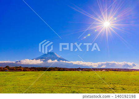 On a clear autumn morning, the dazzling rays of sunlight and the orb patterns created by lens reflections create a mystical scene stretching towards the snow-capped Mount Fuji. On a clear autumn morning, the dazzling rays of sunlight and the orb patterns created by lens reflections create a mystical scene stretching towards the snow-capped Mount Fuji. 140192198