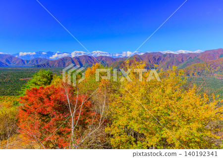 在晴朗的秋日，從紅葉台展望台可以欣賞到白雪皚皚的南阿爾卑斯山脈全景，以及正值盛花期的絢麗紅黃秋葉。 140192341