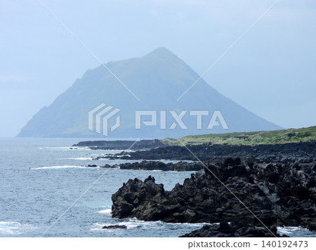 從八丈島燒研濱展望台看到的八丈小島 140192473
