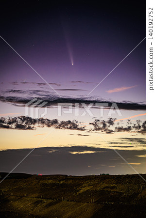 The beautiful sight of Comet ATLAS piercing the starry sky. 140192752