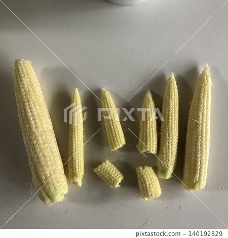新鮮嫩玉米 140192829