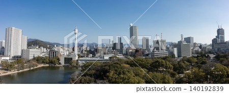 在湛藍的天空下,廣島城鬱鬱蔥蔥的綠植以及神谷町和八丁堀的街道在你眼前展開。 在湛藍的天空下,廣島城鬱鬱蔥蔥的綠植以及神谷町和八丁堀的街道在你眼前展開。 140192839