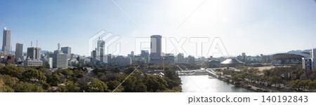 從廣島城主塔上可以欣賞到綠色競技場和內護城河的超寬全景。 140192843