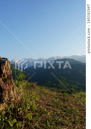 從樽口峠展望台看到的飯豐山 從樽口峠展望台看到的飯豐山 140192947