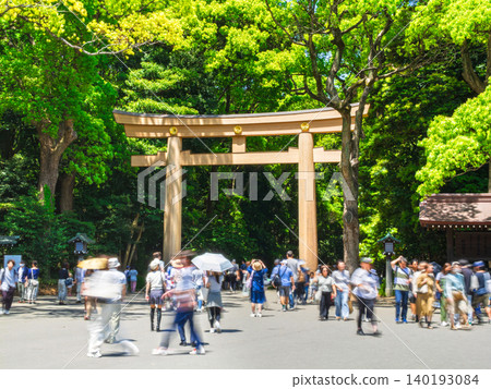 明治神宮在春意盎然的景色中,南面入口處 *部分柔焦 明治神宮在春意盎然的景色中,南面入口處 *部分柔焦 140193084