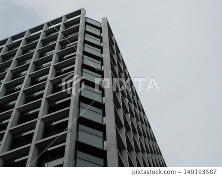 藍天白雲,現代辦公大樓林立的城市景觀。 藍天白雲,現代辦公大樓林立的城市景觀。 140193587