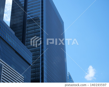 簡潔的城市背景,晴空萬裡,摩天大樓林立。 簡潔的城市背景,晴空萬裡,摩天大樓林立。 140193597
