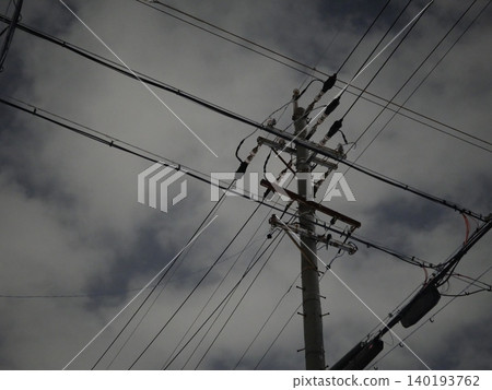 夜空中，電線桿和輸電線路延伸至天際，構成了一幅靜謐的城市景觀。 140193762