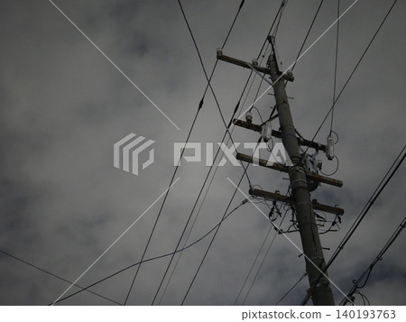 夜空中，電線桿和輸電線路延伸至天際，構成了一幅靜謐的城市景觀。 140193763