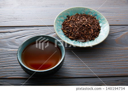 kukicha tea served in bowl 140194734