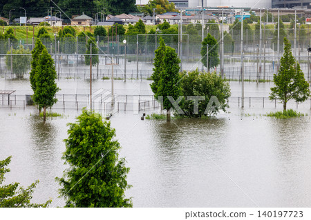 橫濱的一些公園因颱風和暴雨期間河水氾濫而被淹沒。 140197723