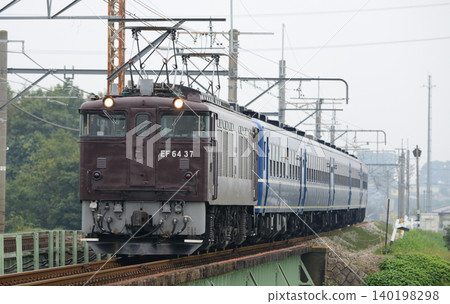 由EF64型機車牽引的12系客運列車 由EF64型機車牽引的12系客運列車 140198298