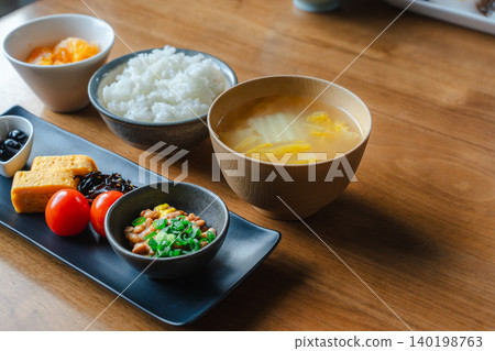 一份健康的日式早餐,包括一份湯和三道小菜,擺放在木紋桌上。 一份健康的日式早餐,包括一份湯和三道小菜,擺放在木紋桌上。 140198763