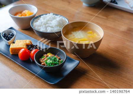 一張木桌上擺滿了傳統的日式早餐菜餚,照片記錄了當時的場景。 一張木桌上擺滿了傳統的日式早餐菜餚,照片記錄了當時的場景。 140198764