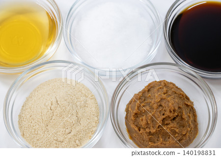 Suspending seasoning Suspending seasoning 140198831