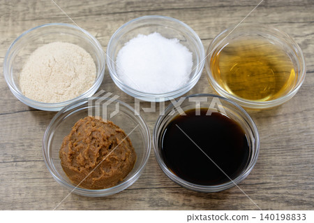 Suspending seasoning Suspending seasoning 140198833