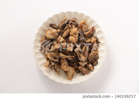 雞胸肉和舞茸菇用奶油和醬油翻炒 140199257