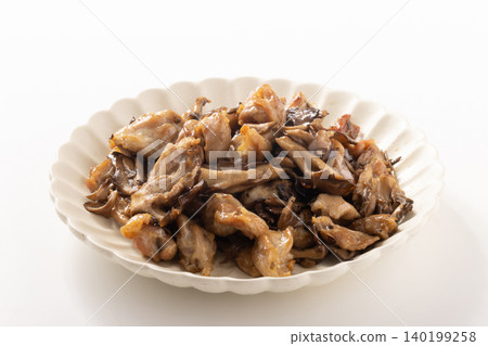 雞胸肉和舞茸菇用奶油和醬油翻炒 雞胸肉和舞茸菇用奶油和醬油翻炒 140199258