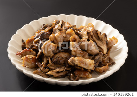 雞胸肉和舞茸菇用奶油和醬油翻炒 雞胸肉和舞茸菇用奶油和醬油翻炒 140199261