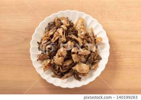 雞胸肉和舞茸菇用奶油和醬油翻炒 雞胸肉和舞茸菇用奶油和醬油翻炒 140199263