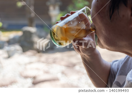 Elderly people who supply hydration 140199493