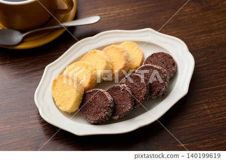 Diamant cookies arranged on a plate, vanilla and cocoa flavors. Diamant cookies arranged on a plate, vanilla and cocoa flavors. 140199619