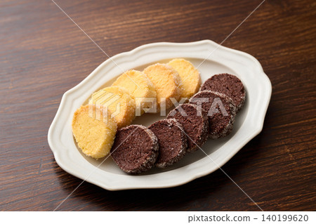 Diamant cookies arranged on a plate, vanilla and cocoa flavors. Diamant cookies arranged on a plate, vanilla and cocoa flavors. 140199620